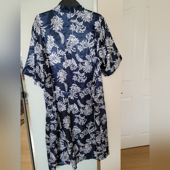 Emily Stacy women robe. - Picture 2 of 4